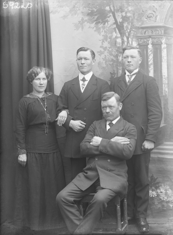 Från vänster: Betty Nilsson, född Linder, gift ...