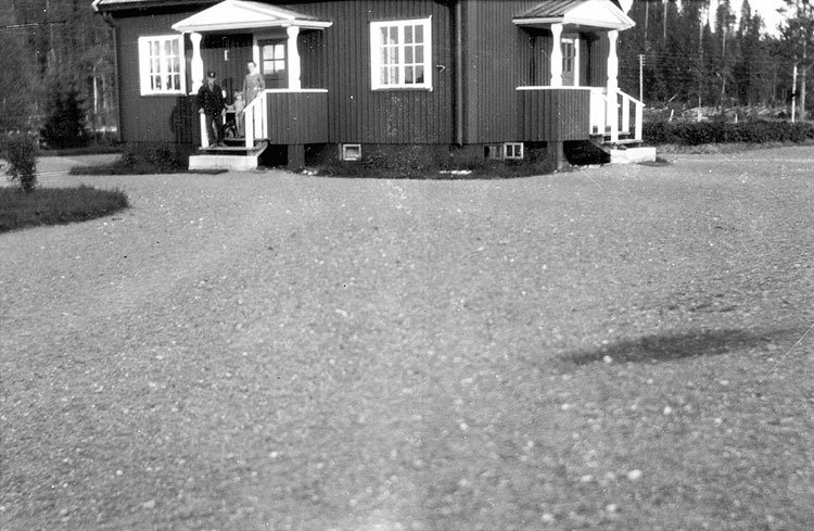 Järnvägsstationen i Åskilje, banvakten med fru.