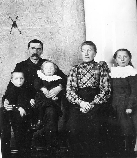 Kronojägare August Andersson med familj.