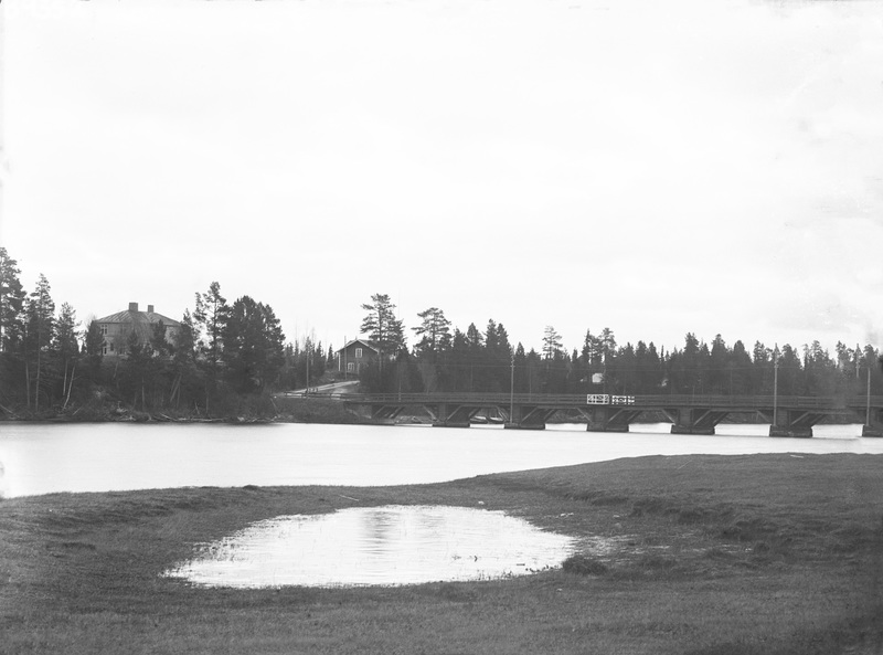 Lillåbron i Sorsele sett från Holmen. Huset län...