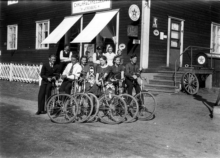 Utanför JF Renbergs cykelverkstad i Åmsele.