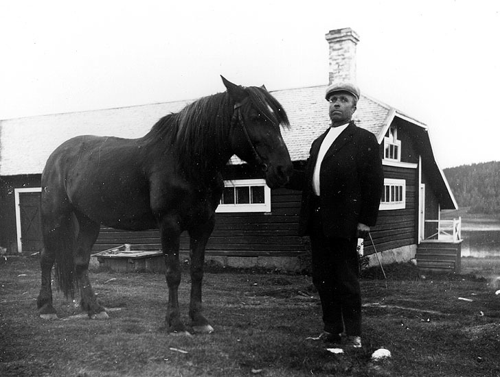 Isak Olofsson, Bjursjön, tillsammans med hästen...