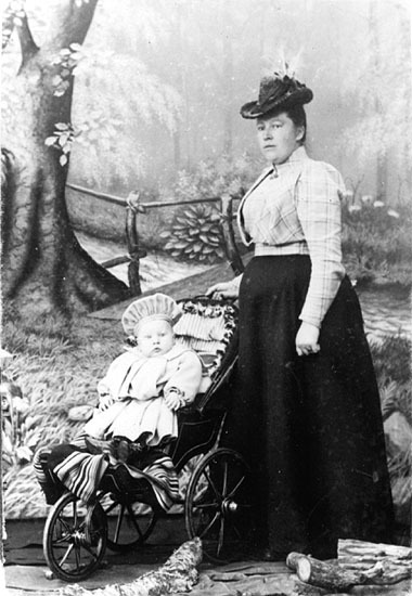 Fru Signe Röse med sonen Bertil f. 1899 omkring...