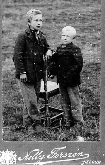 Bröderna till vänster: Olov Henriksson, född 18...