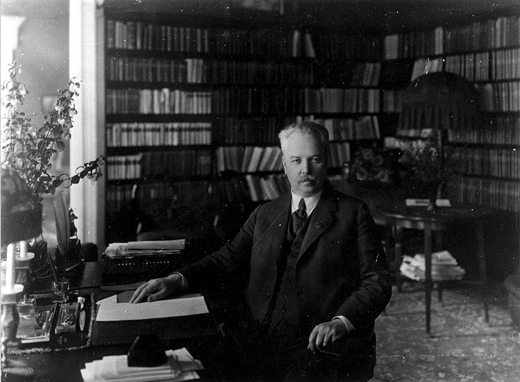 Gustav Rosén i sitt arbetsrum i bostaden, resid...