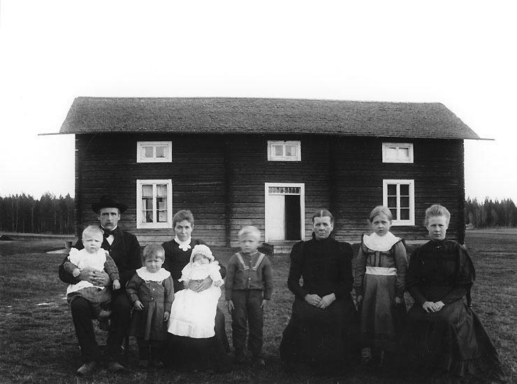 Bonden Robert Johansson fotograferad med familj...