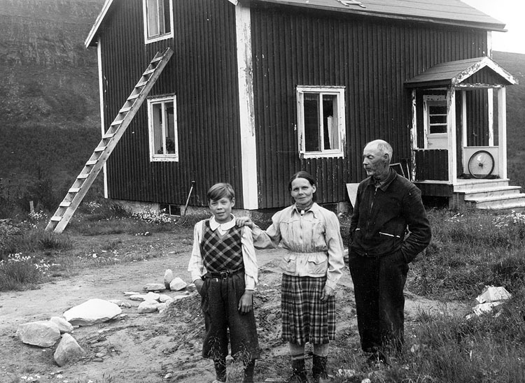 Familjen Johansson framför sitt hus i Noulpen.