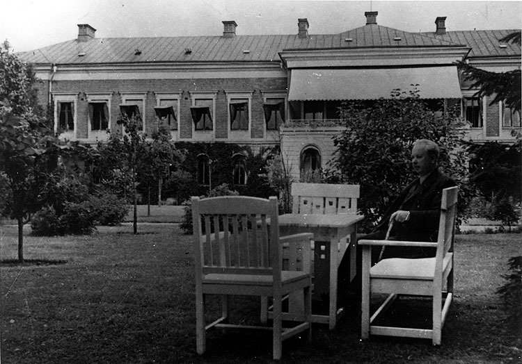 Landshövding Gustav Rosén i residensets trädgård.