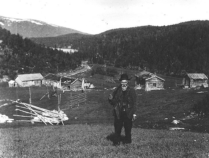 Abraham Tellström, björnjägare, vid sin gård i ...