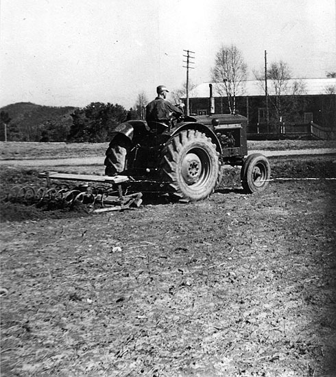 Verner Jonsson kör traktor. Han köpte traktorn ...