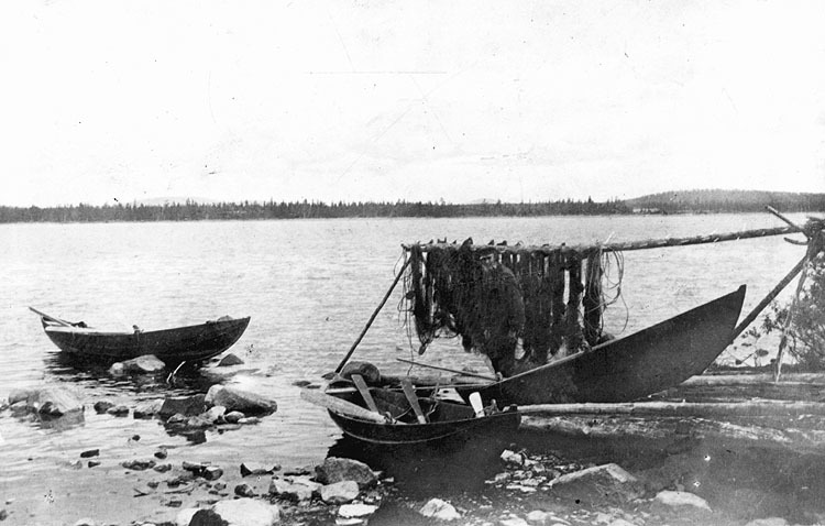Båtar och not omkring år 1900.