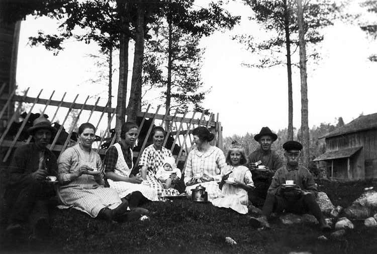 Olov Dahlgren med fru Augusta och barnen Svea, ...