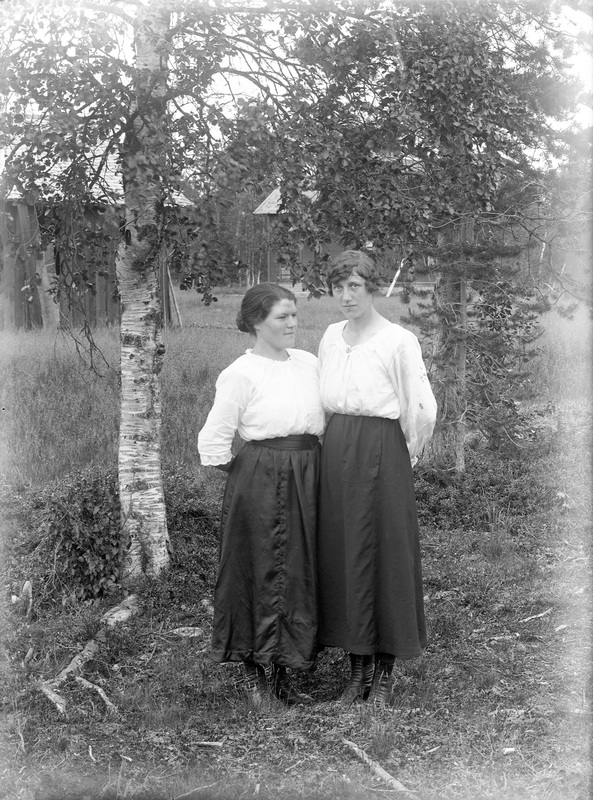 Från vänster: Nanny Byström, Saxnäs, gift Bäcks...