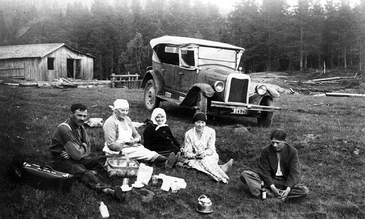 Familjen P K Alenius med flera i Pausele 1928.