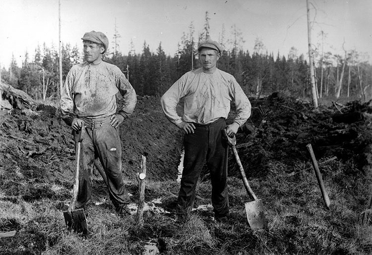 Dikesgrävning. Karl Lindberg och Verner Zingmark.