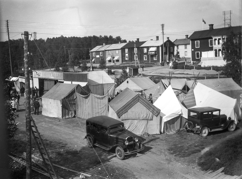 Tivoli på torget i Åsele med kyrkstan i bakgrunden