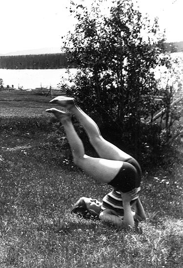 Den gymnastiserande flickan är Sigrid Andersson...
