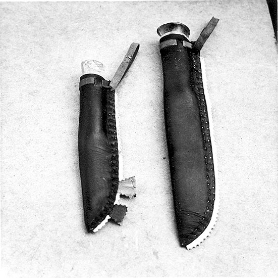 Två knivar av Linds tillverkning.