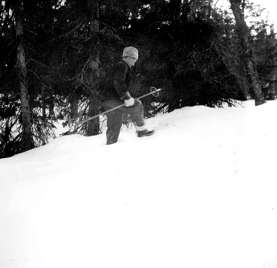 Edvin Anundsson går försiktigt mot spåret, 1947.