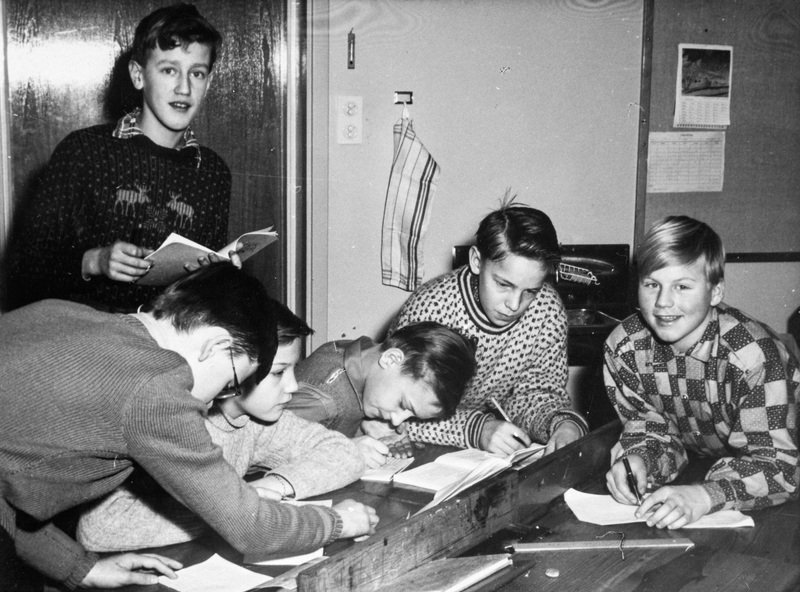 Del av klass 6 i Volgsjö skola läsåret 1955-56