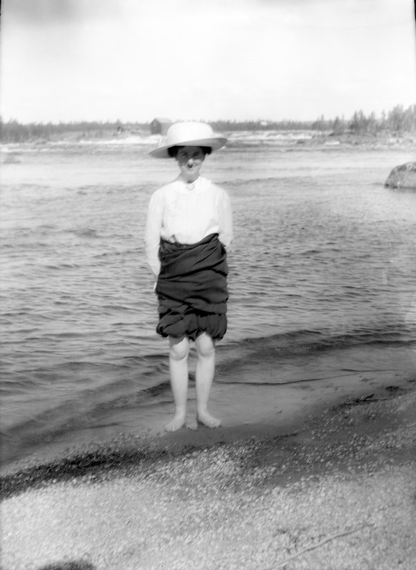 Maria Björkman tar ett fotbad. Lycksele, 1910.