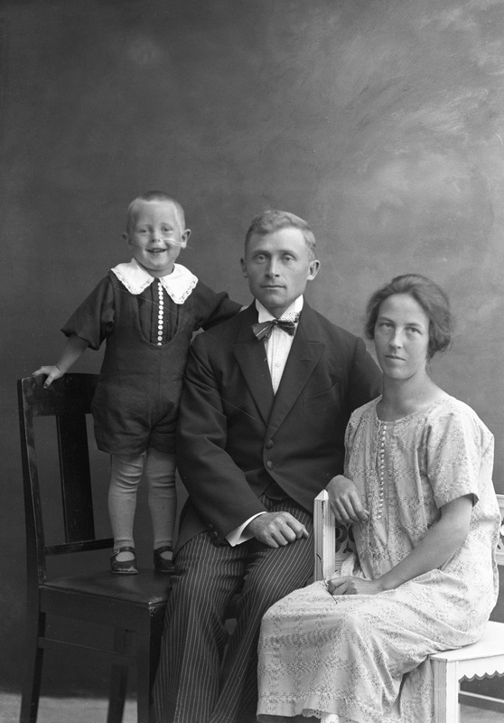 Hjalmar och Lina Gustafsson med sonen Sune.