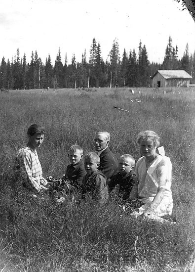 Bild från Axel Carléns gård. Mannen i mitten är...
