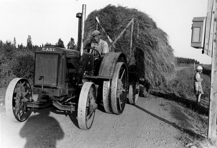 Nils Gran, Granhöjden, kör in fodret med traktorn.