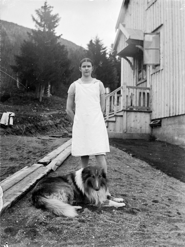 Porträtt av okänd kvinna med hund