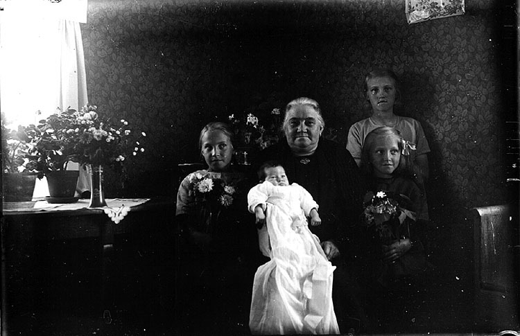 Bonden Dora Holmberg, Åbyn, med sina barnbarn.