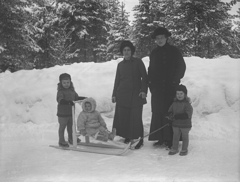 Betty och Olivia Nordström med barn. 1915-1920.
