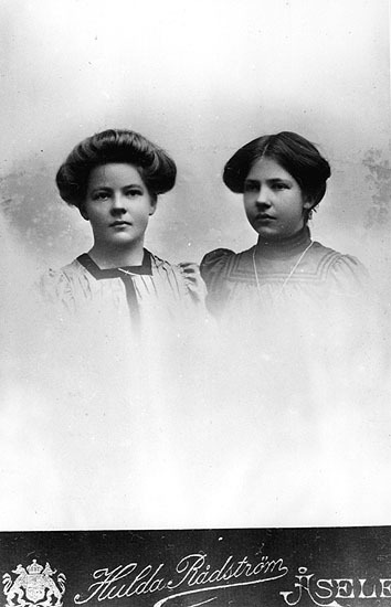 Systrarna Mary och Anna Jonsson.