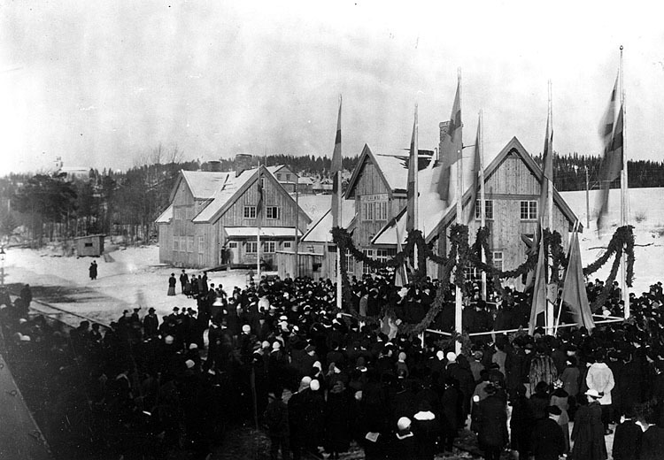 Järnvägsstationens invigning 23/3 1918. Huset t...