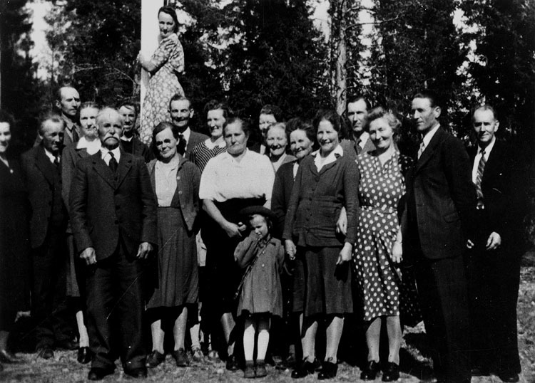 Föräldrar på examensdagen i Östra Ormsjö år 194...