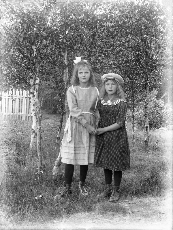 Systrarna Greta och Doris Ahlenius.