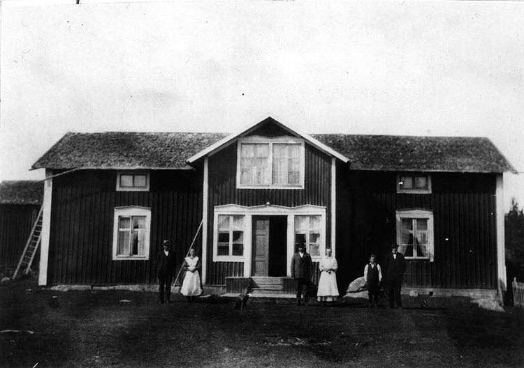 August Edvard Vesterlunds gård omkring 1921-22....