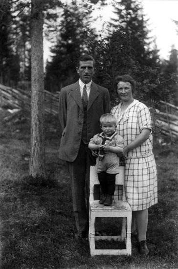 Ferdinand Lindström med fru och barn.