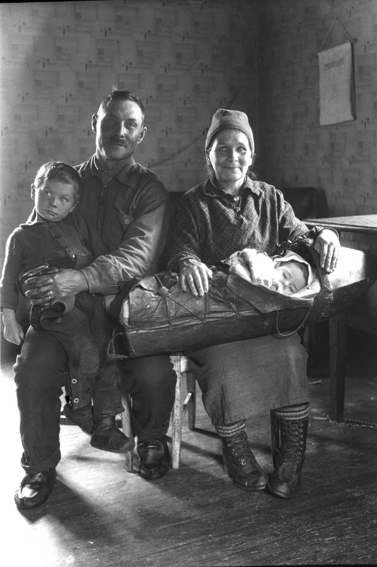 Familj i inomhusmiljö. Juli 1935.