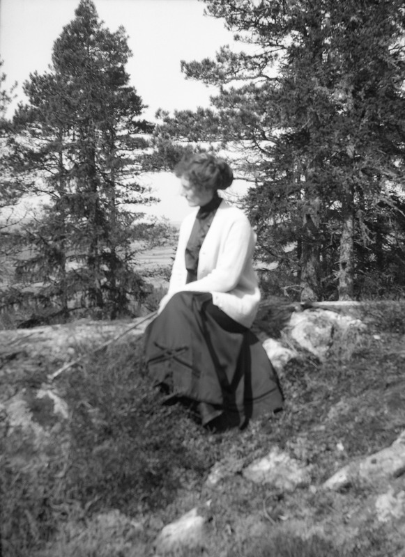 Lousie Stenberg på klippa. Rölanda, 1911.