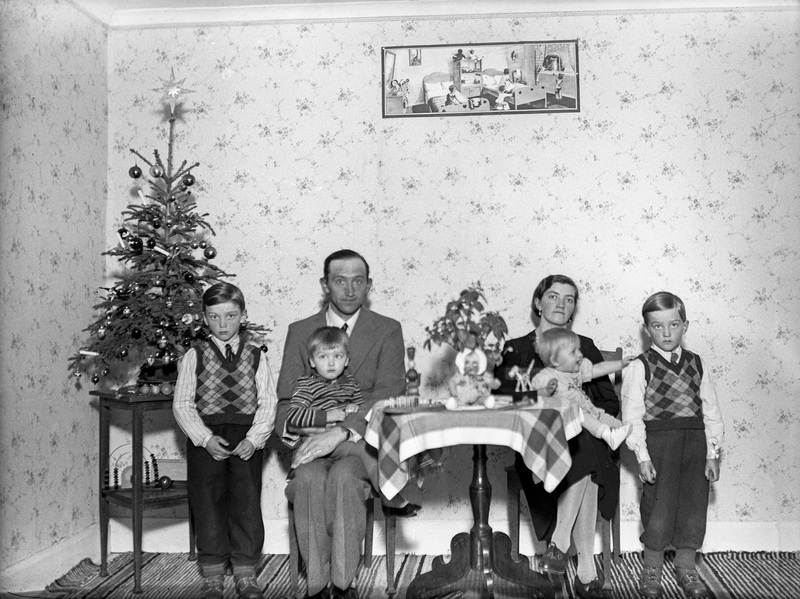 Fällfors 1:5. Julen år 1945. Från vänster: Karl...