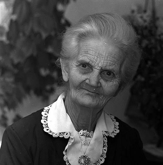 Fru Olivia Svensson, Bäsksjö.