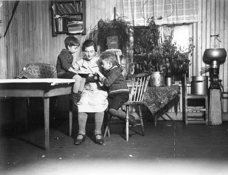 Hanna Öberg med barnen Bengt och Allan i köket.