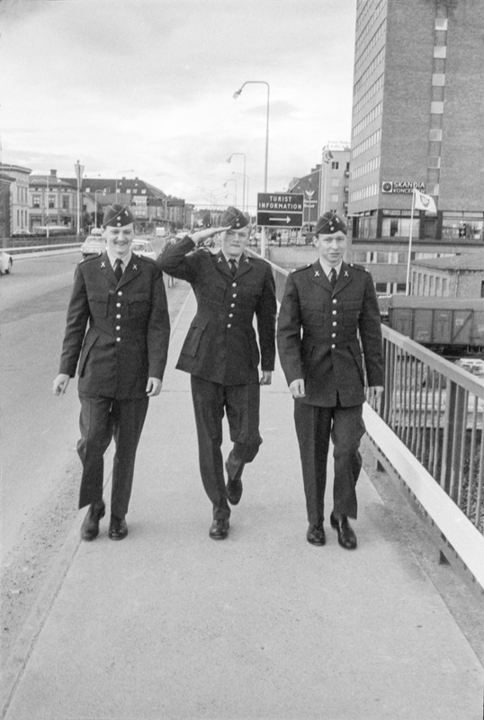 Militärer på promenad Tegsbron Umeå 1967-1968.