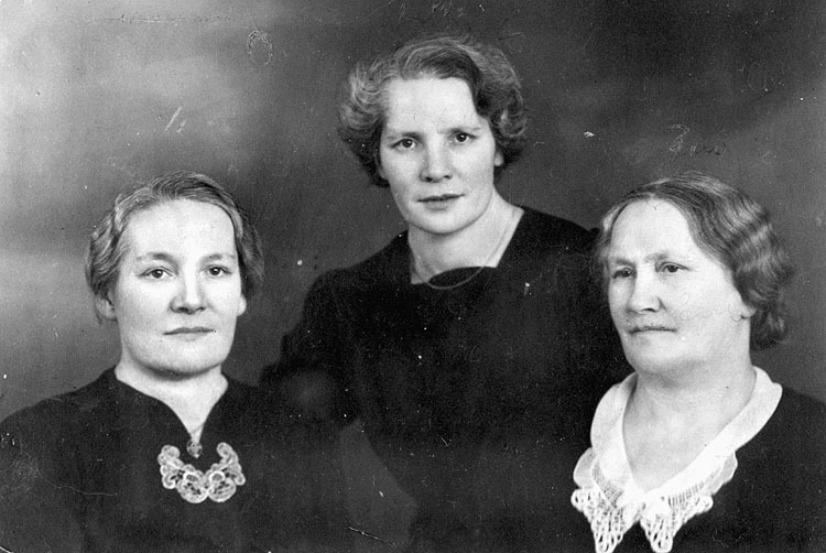 Från vänster: Frida Karlberg (född 1892, dog 19...