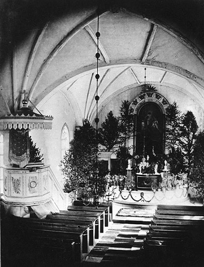 Umeå stads kyrka. Interiör mot koret.