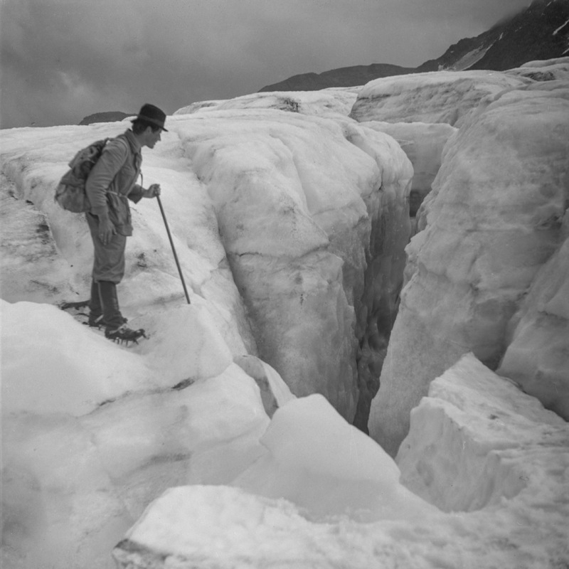 Glaciärvandring i Oxtindarna, Norge. En man, mö...