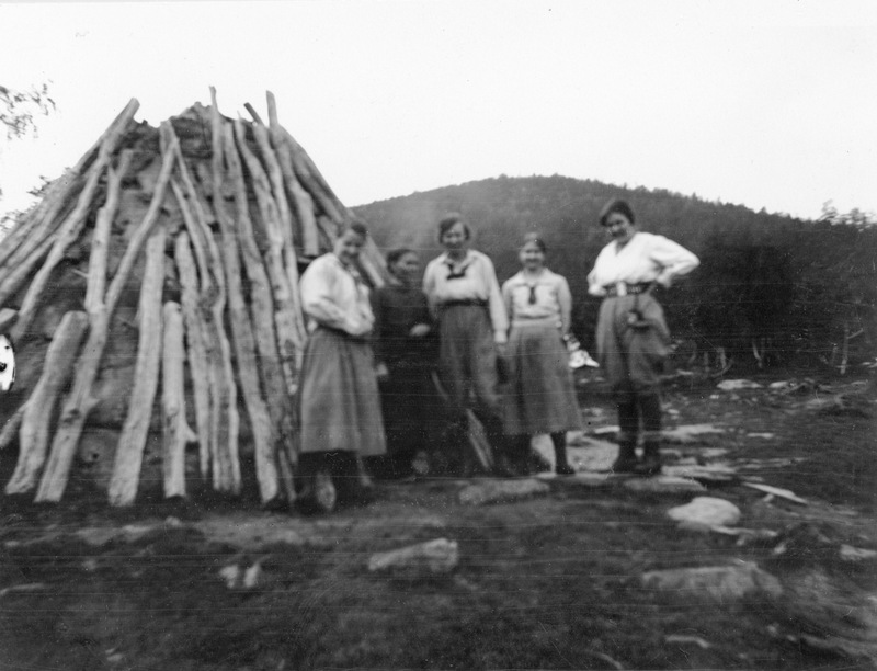 Framför kåtan i Ljusliden 1922