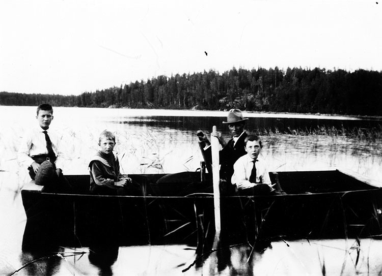 Albert Larsson med sönerna Arne, Henning och Ev...