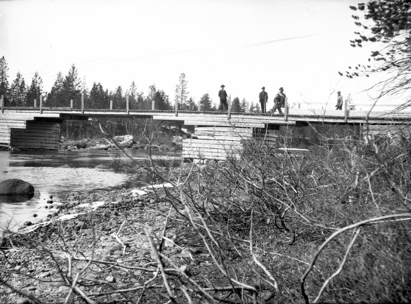 Arbetare på bron över Gargån, 1908.