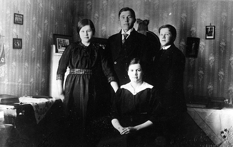 Ljungare 1917, från vänster. Irene Ljung gift m...